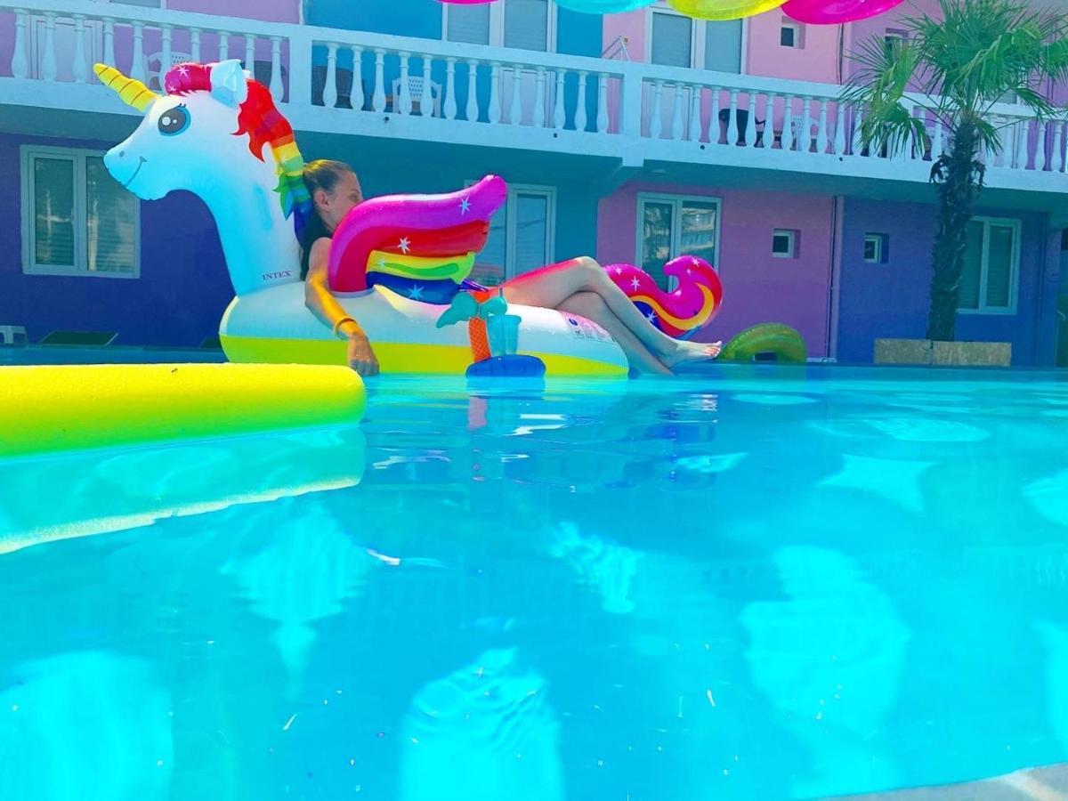 Casa Barbie Costinesti Hostel ภายนอก รูปภาพ