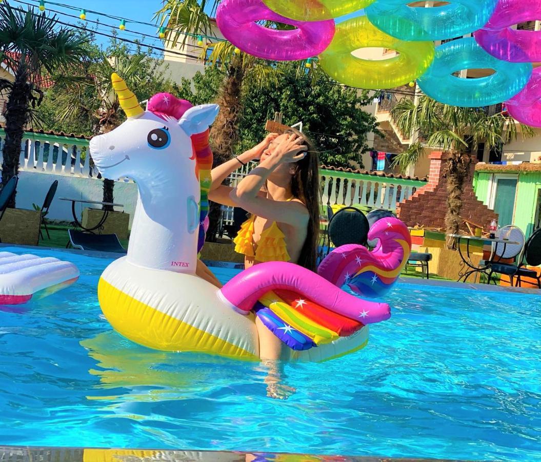 Casa Barbie Costinesti Hostel ภายนอก รูปภาพ