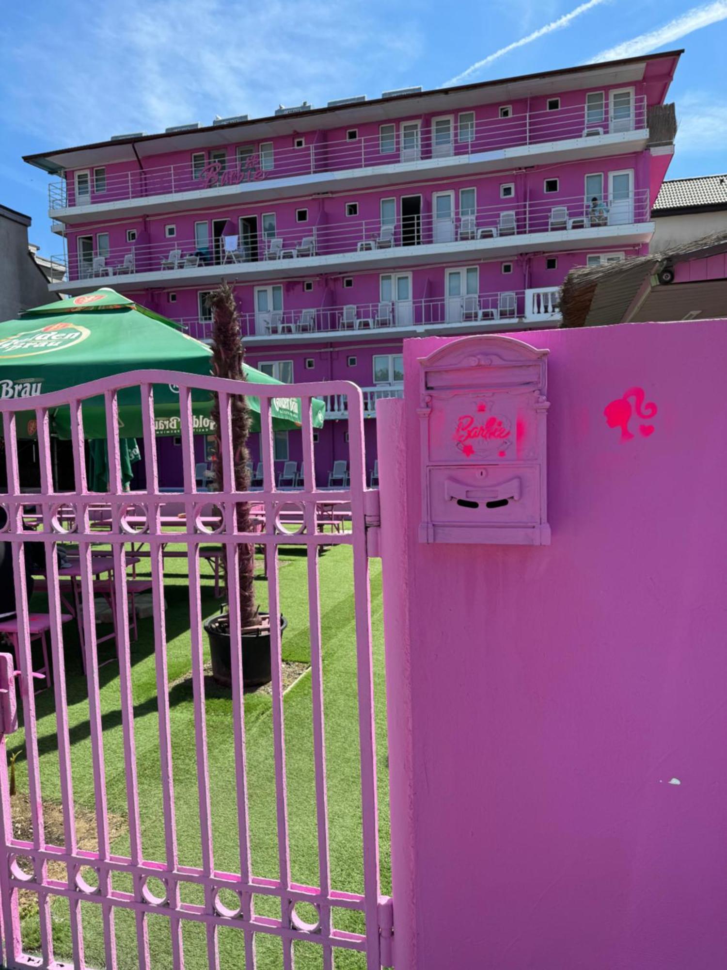 Casa Barbie Costinesti Hostel ภายนอก รูปภาพ