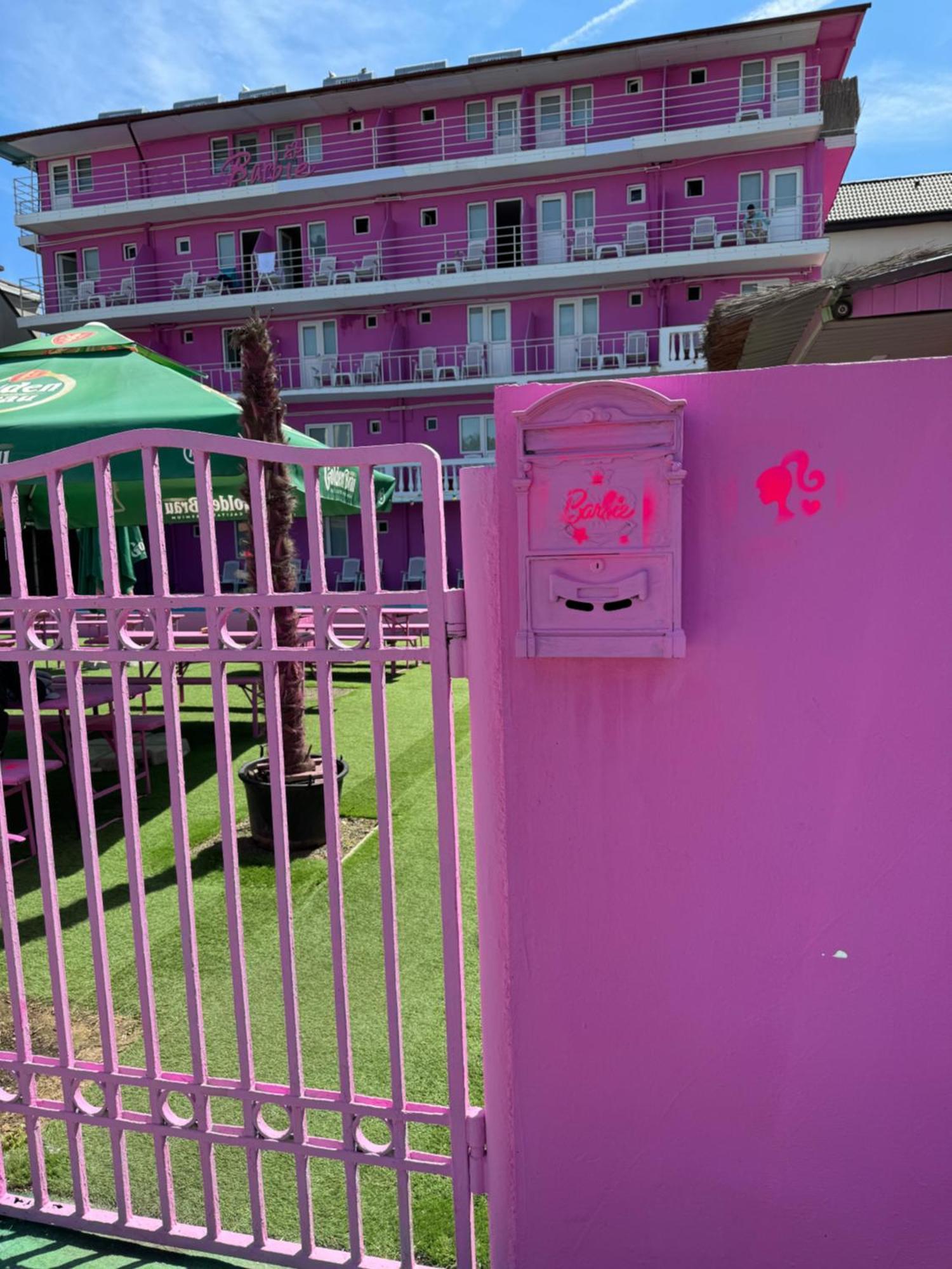 Casa Barbie Costinesti Hostel ภายนอก รูปภาพ